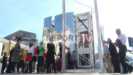 Report TV - Instalacioni ‘Shtëpia mesdhetare’ vendoset te sheshi ‘Avni Rustemi’