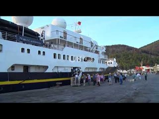 Ora News – “Pushtohet” Lezha, mbërrin kroçera me turistë nga Anglia