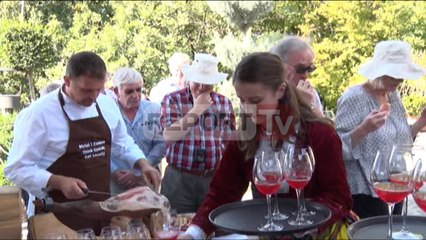 Report TV - Shëngjin, mbërrin kroçera me 100 turistë, Tare: Shpresë për turizmin