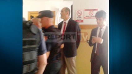 Report TV - FOTO Ekskluzive/ Njeriu i Erdoganit në Tiranë ndjek gjyqin për ‘terroristin’
