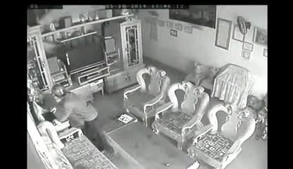 Bị trộm mò vào tận nhà định ‘câu’ chiếc laptop, 3 người phụ nữ chạy xộc ra đóng cổng và kết cục