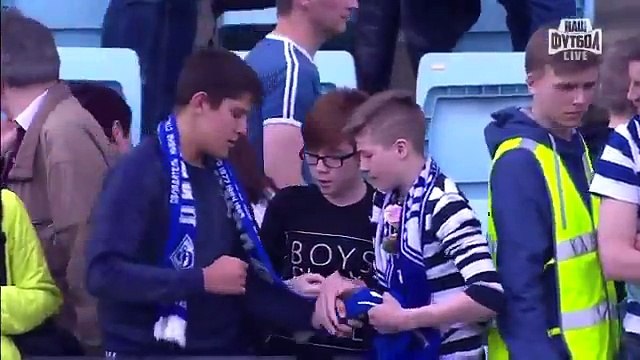 Trois jeunes supporters font un chifoumi pour un maillot