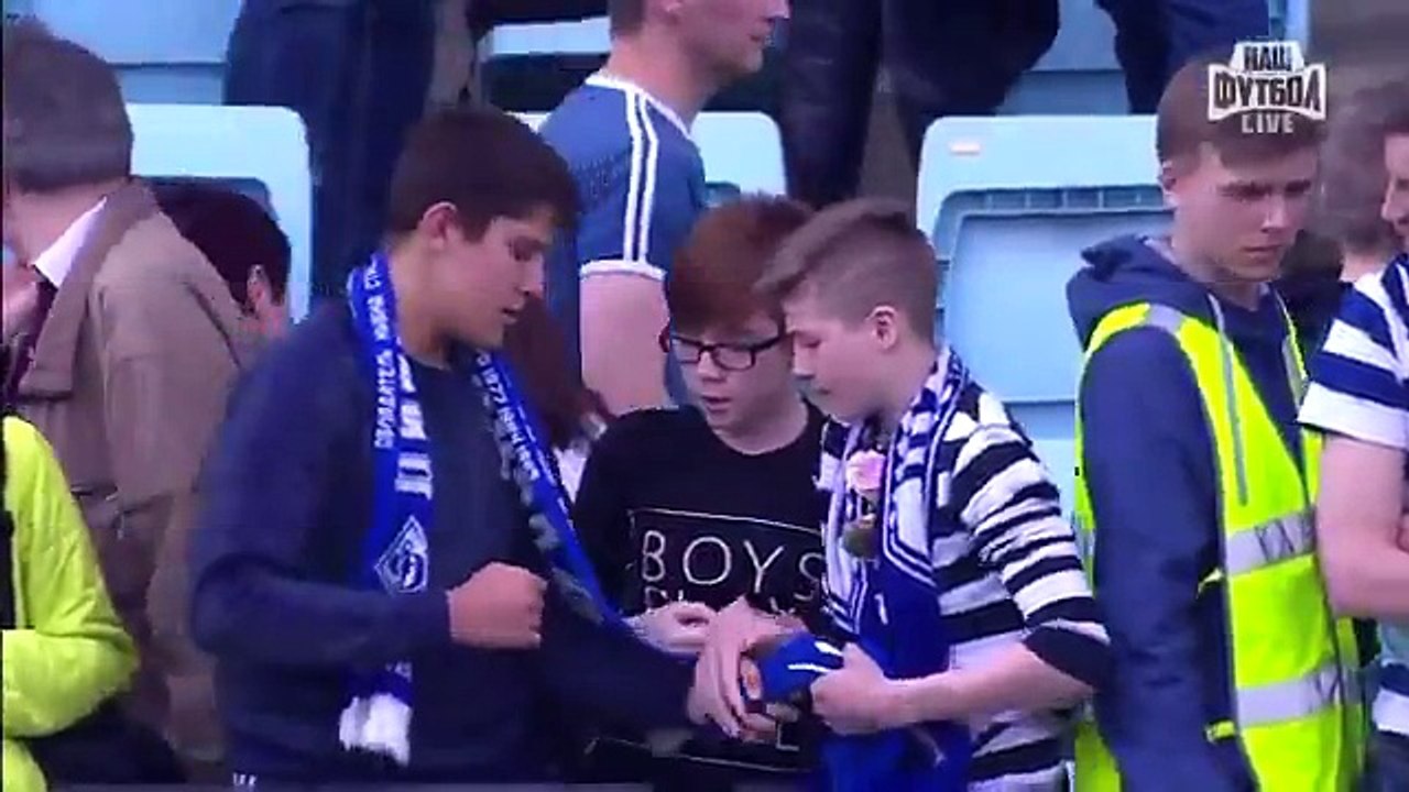 Trois jeunes supporters font un chifoumi pour un maillot