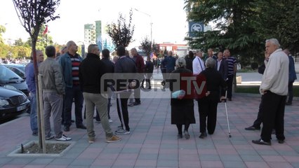 Report TV - Fier, shoferët e furgonëve të nxënësve në protestë