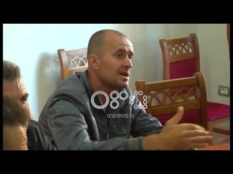 Ora News – Fier, drejtuesit e furgonëve protestë para prefekturës për kriteret e reja