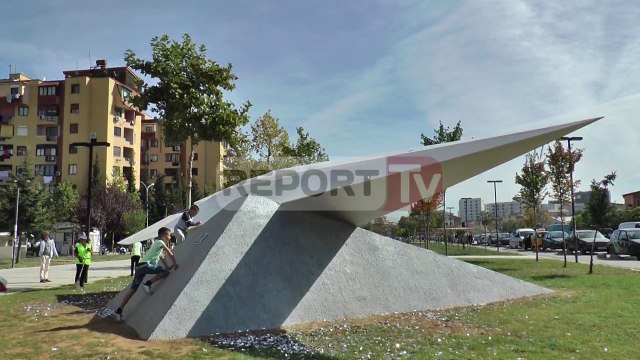 Report TV - Avion prej letre, skulptura i kthen ​memorien ish Fushës së Aviacionit