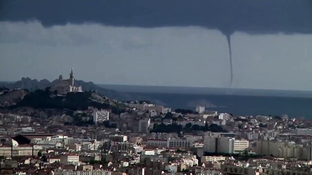 Une tornade filmée au large du port de Marseille