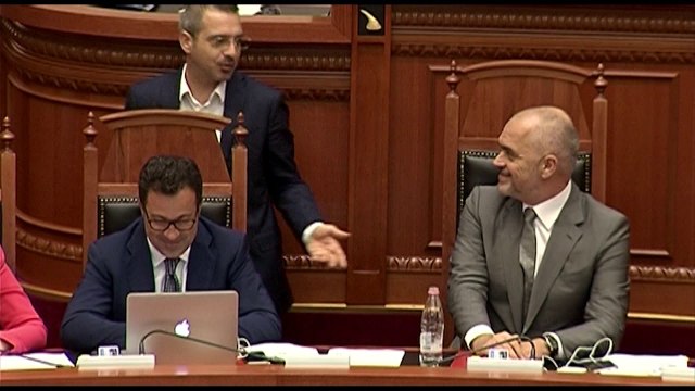 BASHA REAGON ASHPER, “TAHIRI KAPITEN I DROGES, RAMA TE ARRESTOJE ISH MINISTRIN E BRENDSHEM” LAJM