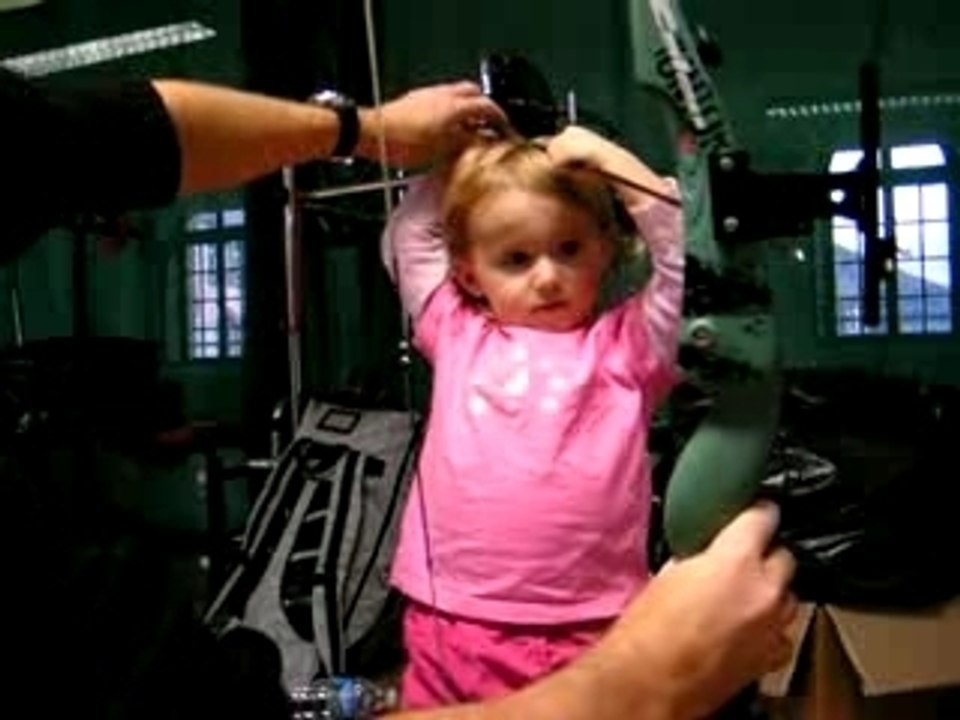 Bébé fait du tir à l'arc