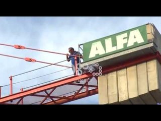 Kërcënuan se do hidhen - Burrë e grua 2 orë mbi vinç, kërkuan takim me Veliaj e Nikollën