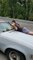 Etats-Unis : un homme est sur le capot de la voiture de sa femme sur l'autoroute
