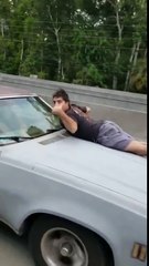 Etats-Unis : un homme est sur le capot de la voiture de sa femme sur l'autoroute