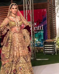 Saba Qamar as Padmavati walked on the ramp at Padmaavat themed fashion Show