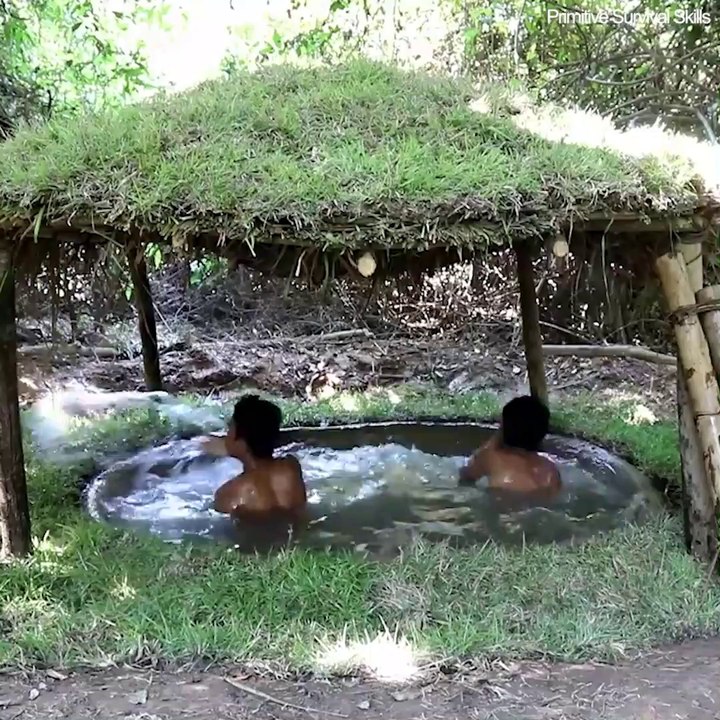 Ils se fabriquent une mini piscine à la main... Classe