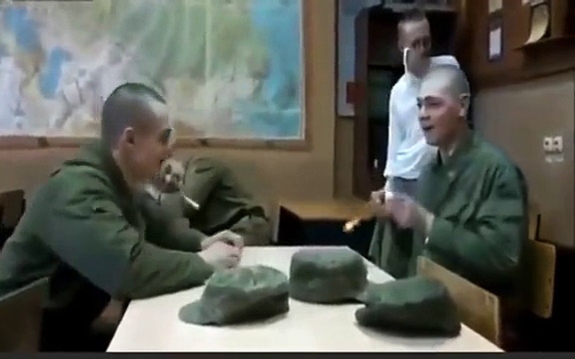 Ce soldat russe se fait piéger par ses potes - Blague de la cuillère