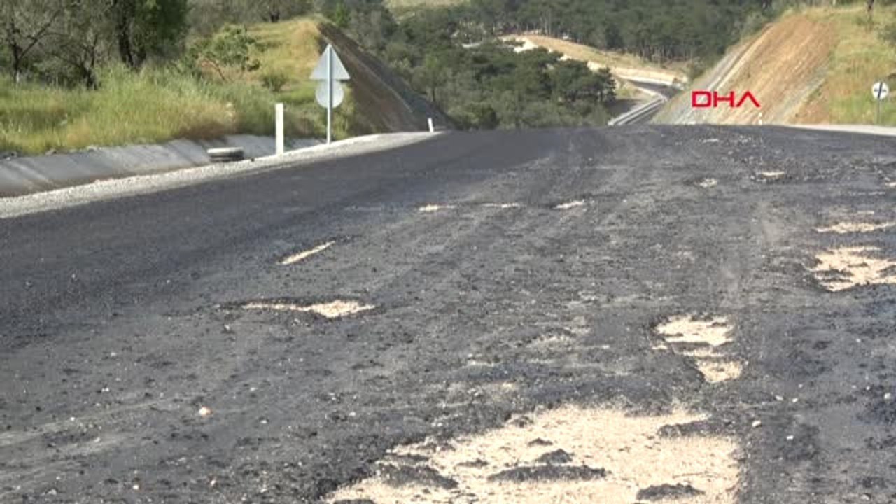 Balıkesir Edremit-Yenice Karayolunda Sıcak Nedeniyle Asfalt Eridi