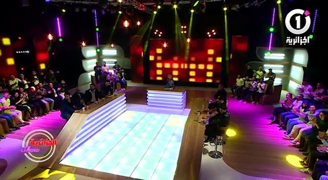 الشابة خيرة تفاجئ الشاب نصرو في بلاطو الجزائرية بأغنية : نقعد معاك pour toujours