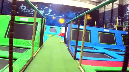 INCROYABLE !  Le PERE NOEL fait du TRAMPOLINE !