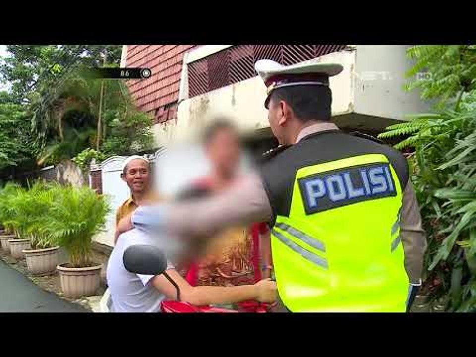 Disuruh Mama Belanja, Kakak Beradik Ini Nangis Terisak Saat Diberhentikan Polisi - 86