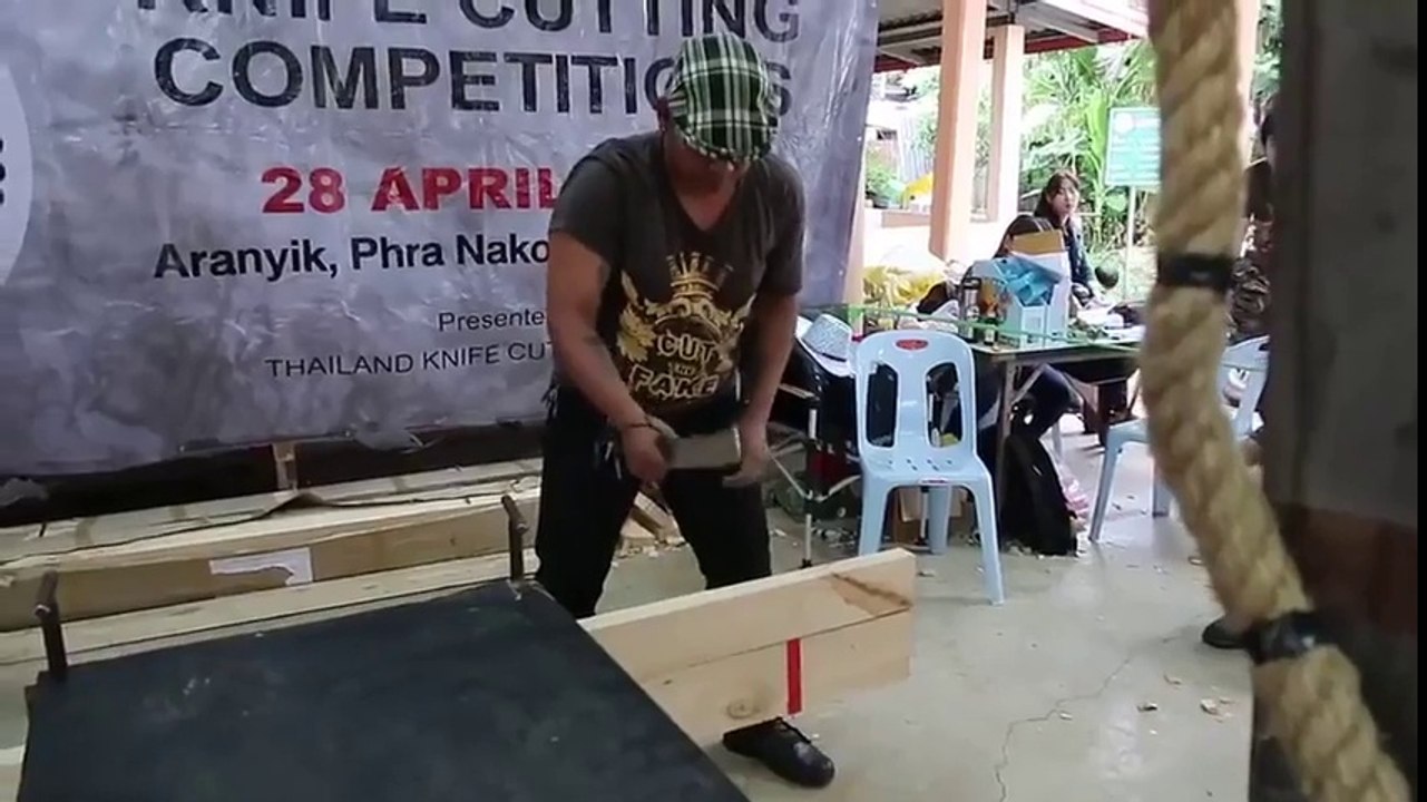 Concours... de couteau qui coupe le mieux !! Sont fous ces chinois...