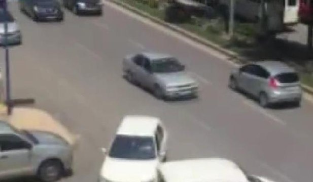 Ters yönde giden otomobil trafiği tehlikeye düşürdü