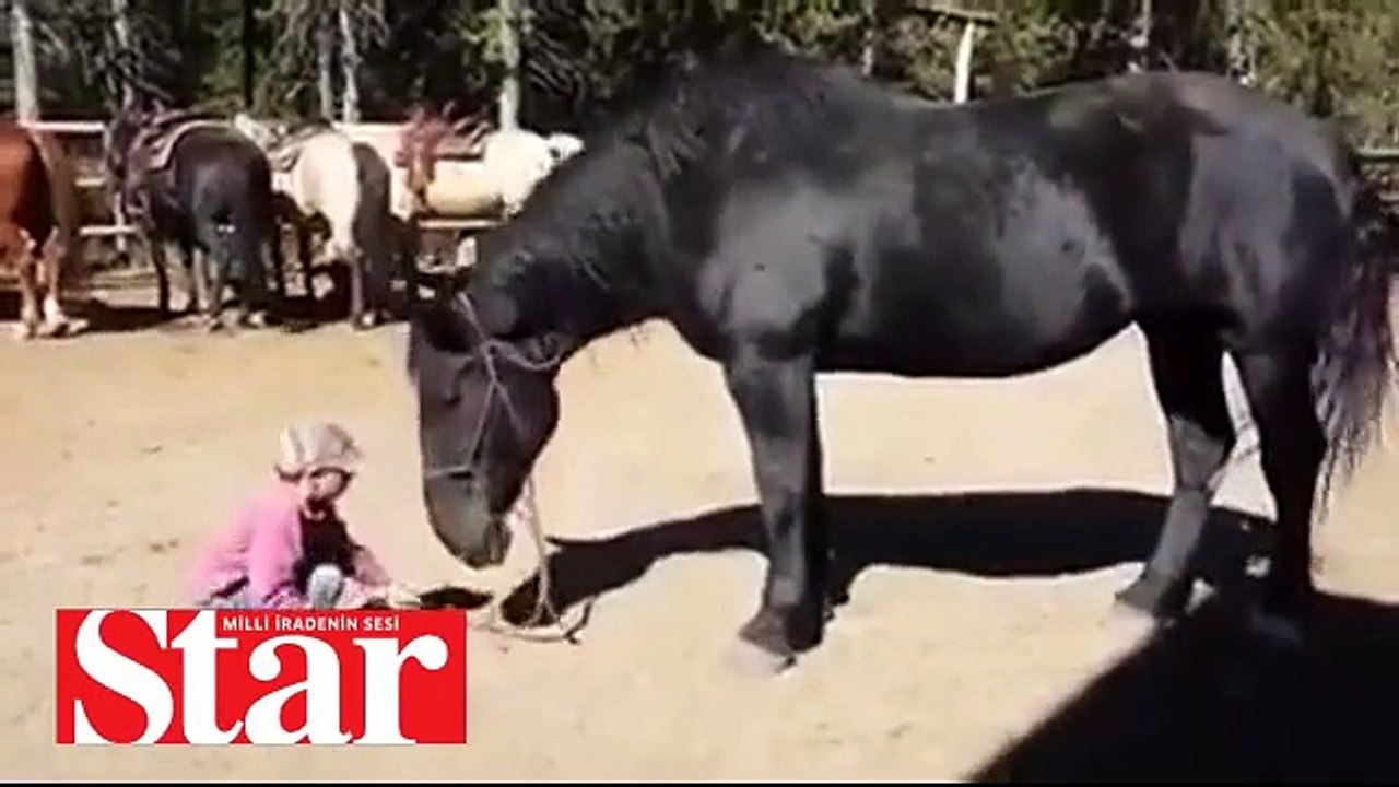 Minik çocuktan harika ata binme yöntemi