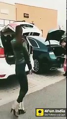 Bacakları ile bagaj kapağını kapatmak