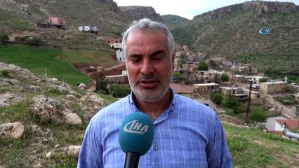 Telefonla konuşmak için ağaçlara ve yüksek tepelere tırmanıyorlar