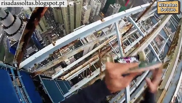 Jovem aventura-se a andar de skate no topo de um arranha-céus