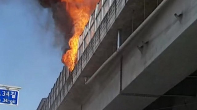 내부순환도로 달리던 1톤 화물차에서 불...한때 도로 통제 / YTN