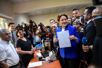 Akşener, Cumhurbaşkanlığı Adaylığı İçin İmza Attı! CHP'lilerden de Destek Geldi