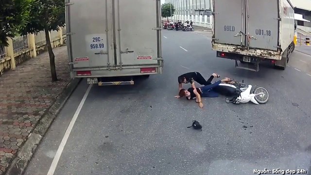 Ngỡ có màn lượn sóng xe nghệ thuật, hai thanh niên khiến CĐM cười sấp mặt với cái kết đắng khó tả