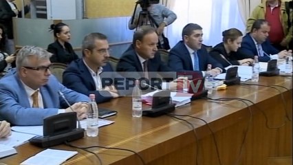 Скачать видео: Report TV - Çeshtja Tahiri në komisionin e mandateve, prokuroria kerkon seance me dyer te mbyllura