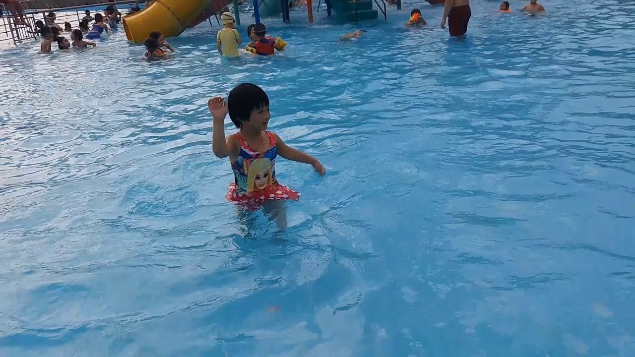 Gia Linh đi tắm ở Thiên Đường Bảo Sơn Chơi Cầu Trượt nước
