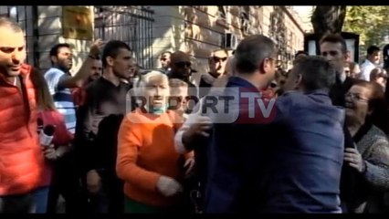 Report TV - Tahiri pritet me brohërima: Mos ki frike, populli është me ty