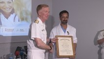 El cirujano Cavadas reimplanta con éxito una mano a un marine norteamericano