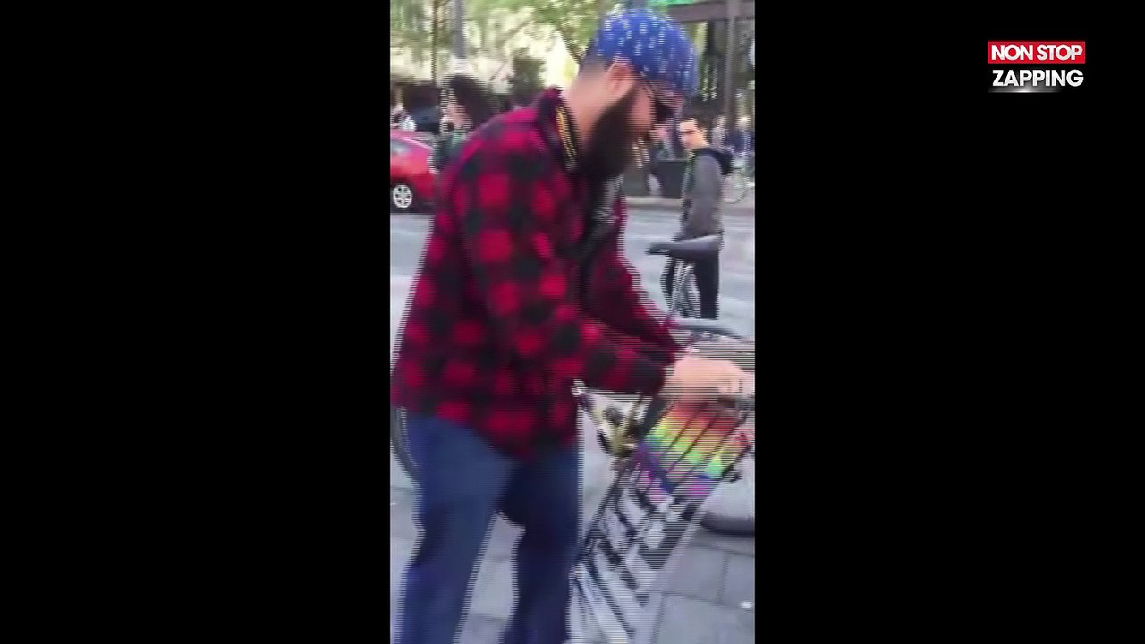 États-Unis : Un "patriote" se ridiculise en ne parvenant pas à déchirer une pancarte antifasciste (Vidéo)