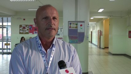 Hapet qendra e votimit në gjimnazin ''Hajdar Dushi'' - Lajme