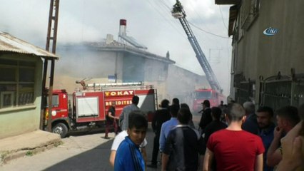 Otomobilde başlayan yangında iki ev alevlere teslim oldu