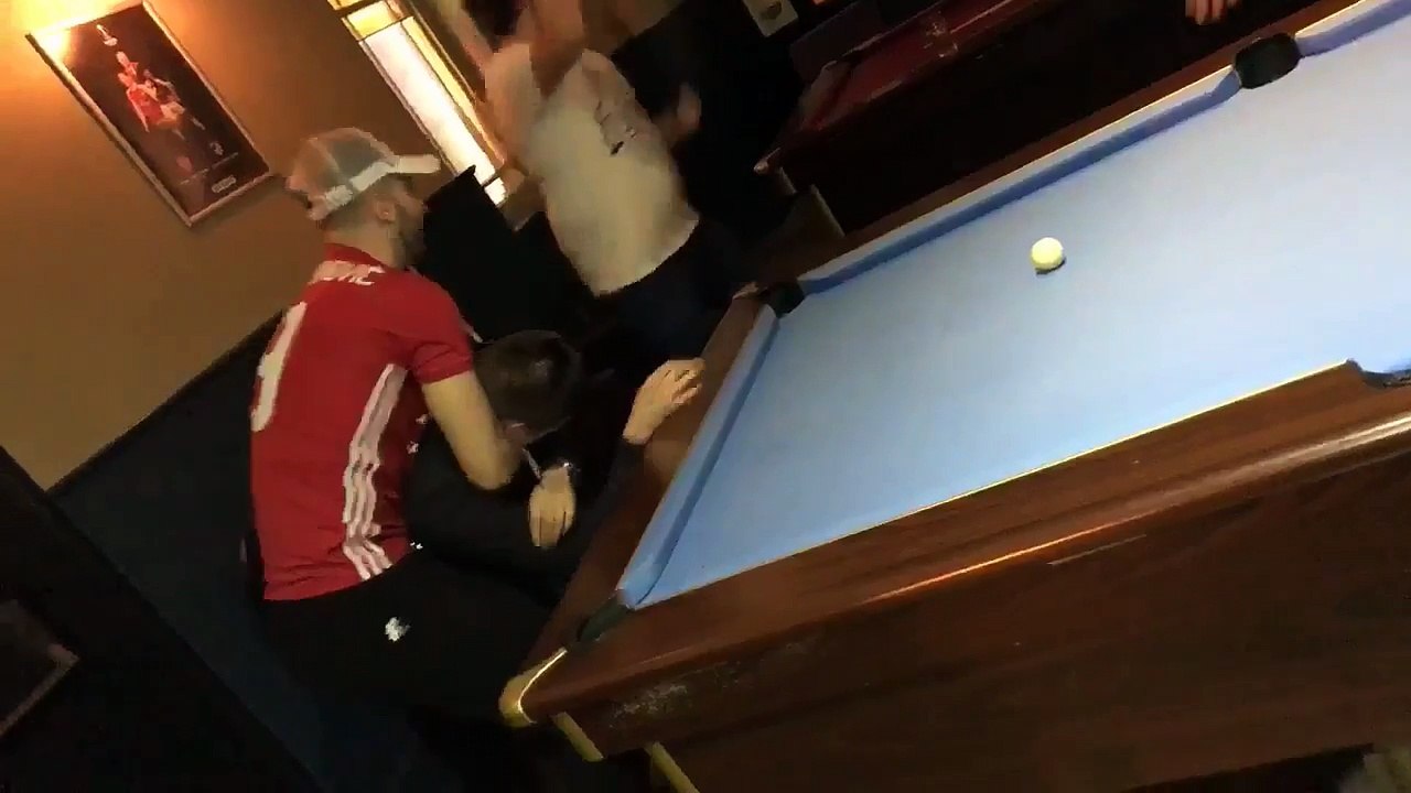 Ils s’amusent à jouer au billard avec leur pote ivre
