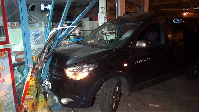 Manavgat'ta alkollü sürücü otomobiliyle markete girdi