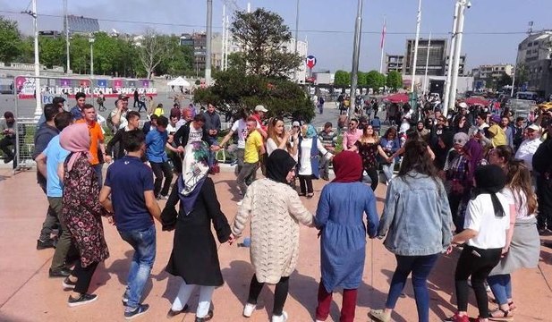 Taksim Meydanı'ndaki horona turistlerden büyük ilgi