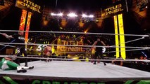 Le catcheur Titus O'Neil chute en entrant sur le ring