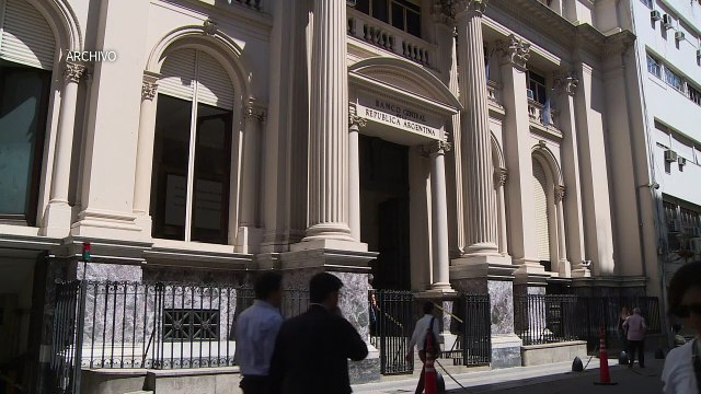 Banco Central argentino eleva tasas a 40% para defender el peso
