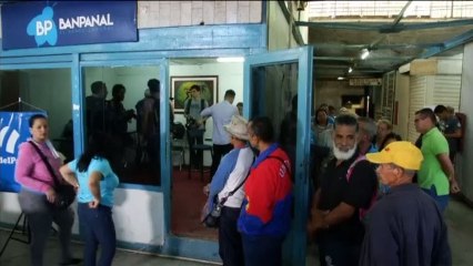 Un barrio marginal de Venezuela crea su propia moneda para combatir la escasez de dinero