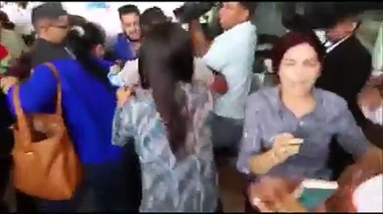 La periodista Deyanira López de CDN 37 en Santiago fue agredida por familiares de un joven al que acusan de haber asesinado a su padre.