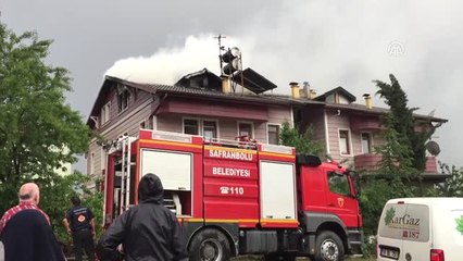 Yıldırım Düşen Evde Yangın Çıktı