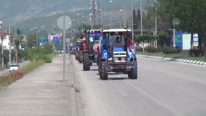 Tarlalarına Su İsteyen Çiftçilerden Traktörlü Eylem
