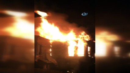 Fatih’te 3 katlı ahşap bina alev alev böyle yandı