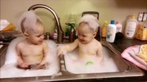Double bain pour ces jumeaux adorables!